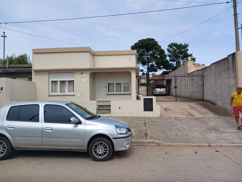 Venta Casa 2 Dormitorios Balcarce Con Cochera