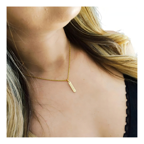 Collar discreto con colgante de amor chapado en oro para mujer