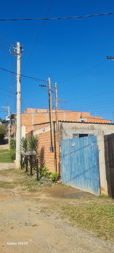 Casa Com 3 Quartos , Sala , Cozinha E Estrutura.