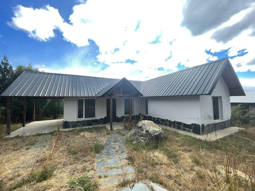 Casa En Venta - 2 Dormitorios 1 Baño - Cochera - 330mts2 - El Bolsón, Río Negro