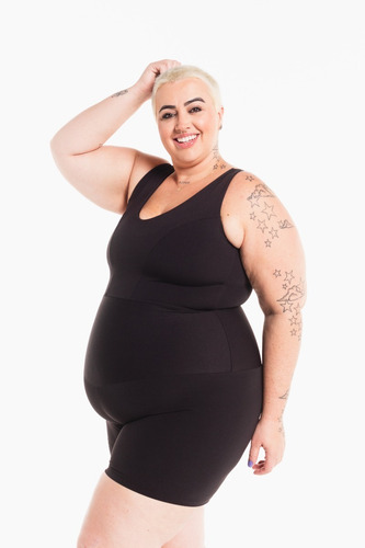 Imagem 2 de 7 de Macaquinho Bermuda Ivone Plus Size Emana® Preto Wonder Size