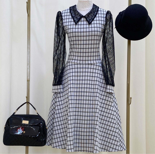 Imagem 4 de 8 de Vestido Rodado Midi Branco Xadrez