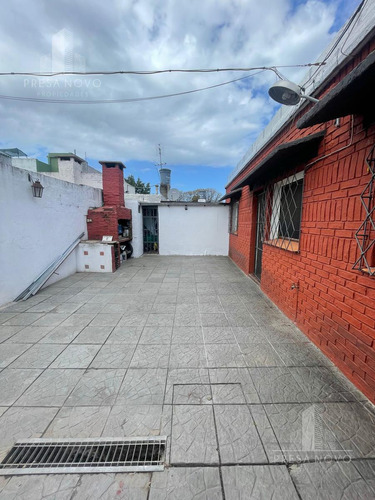 Casa Al Fondo En Barrio La Union Con Cochera, Patio Y Parrillero