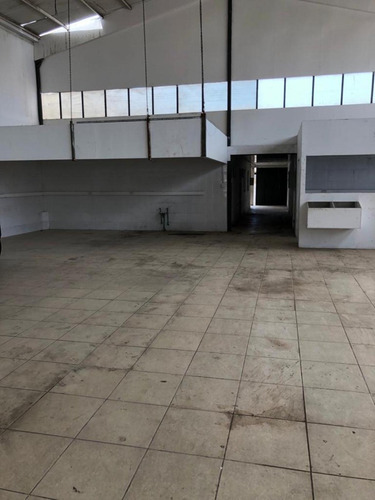 Imagen 4 de 8 de Galpón Comercial En El Centro De La Ciudad