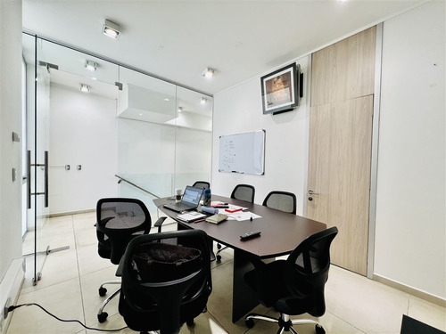 Oficina En Arriendo, Entrada Independiente En Las Condes