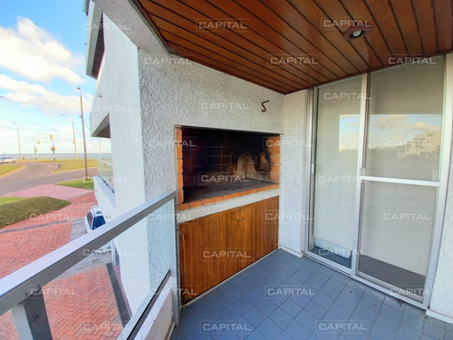 Apartamento En Venta Frente Al Mar En Pinares- Ref: 30980