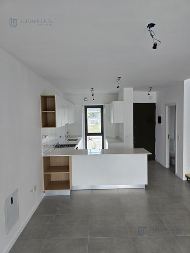 Townhouse En Venta De 3 Ambientes Con Galeria Y Jardin Privado En Oliden Joven