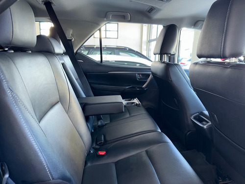 Toyota Hilux SW4 2.8 D-4D TURBO DIESEL SRX 7L 4X4 AUTOMÁTICO