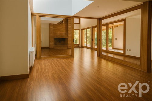Casa En Venta De 7 Dorm. En Lo Barnechea