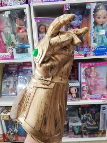 Imagen 2 de 3 de Guante De Juguete Thanos Para Niño Con Luces Y Sonido