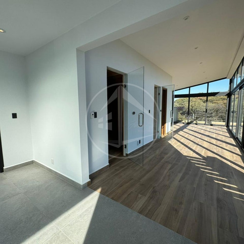 Residencia De Lujo En Rancho San Juan, 581 M2 De Construcción, 4 Habitaciones Y 4 Baños
