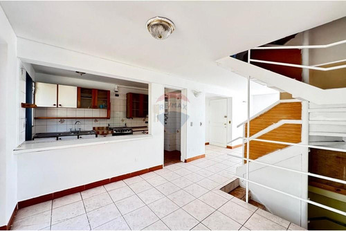 5 Dormitorios 3 Pisos Más Subterráneo Condominio