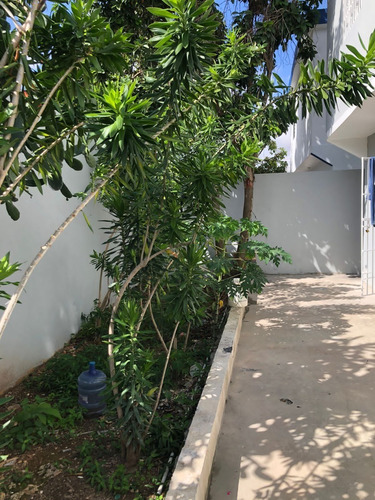 Hermosa Casa En Venta, Residencial Amalia, Autopista De San Isidro, Santo Domingo Este. República Dominicana