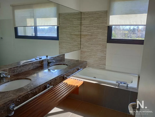 Casa De 4 Dormitorios En Lomas De La Tahona