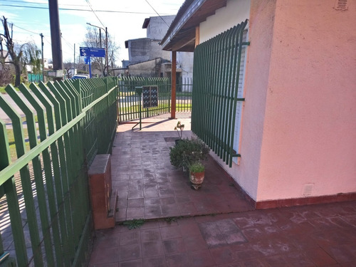 Casa De 4 Ambientes Con Amplia Galería