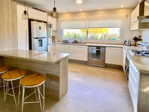 Casa En Venta En Barrio Privado La Tahona