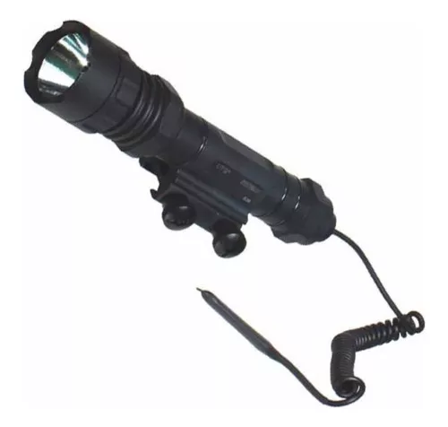 Linterna táctica policial y militar sobre fondo negro con haz de luz  visible Fotografía de stock - Alamy