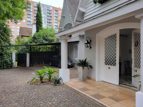 Casa De Estilo En Barrio Parque