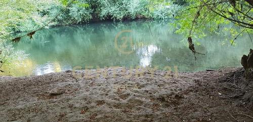 Espectacular Campo Con Aguas Termales