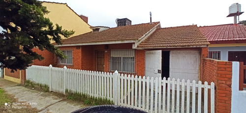 Imagen 1 de 10 de V007- Chalet De 4 Ambientes Con Boardilla - Parque Con Parrilla -garage Cubierto-espacio Libre