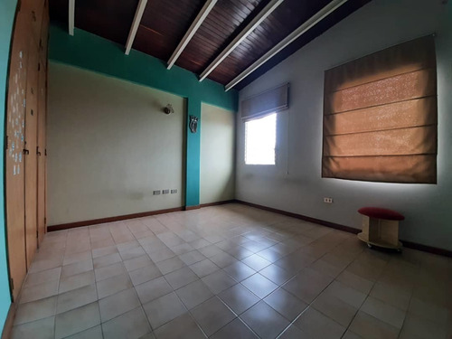 Imagen 18 de 22 de Se Vende Casa 525m2 4h+s/5b/3p Colinas De Santa Monica 5419