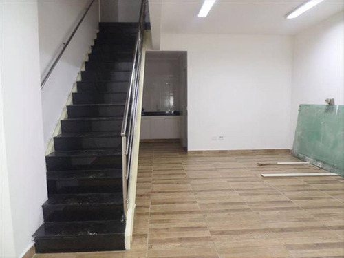 Imagem 14 de 26 de Loja Ampla 220 M² Área Util Sendo Térreo E 1° Andar Bem No Centro De São Vicente Exelente Para Lojas Grandes Ou Clinica Médica Ou Laboratório Médico E Ou Também Serve Para Cartorio Situado Em Rua De