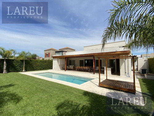 Impecable Casa En Venta Con Renta - Las Liebres