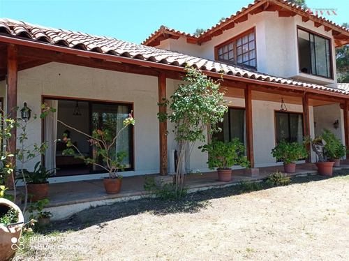 Casa En Venta De 6 Dorm. En Olmué
