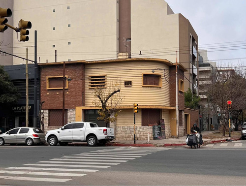 Imagen 2 de 5 de Casa Esquina Barrio G. Paz. -- Av. 24 De Septiembre