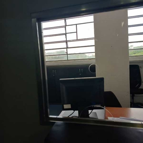 Imagen 11 de 17 de Venta De Amplio Local Comercial, Ubicado En Edificio Industrial En Los Ruíces,