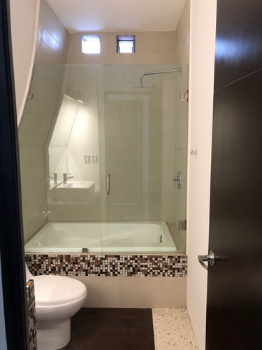 Residencia En Venta En Cumbres Del Lago, Juriquilla. Lago Saquila