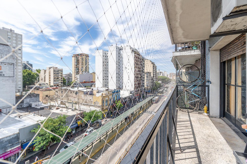 Venta Departamento 3 Ambientes Más Dependencia De Servicio, Balcón Al Frente Flores