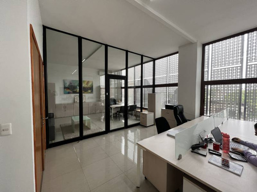 Amplio Edificio Comercial Con Bodegas Y Galpon En Santiago