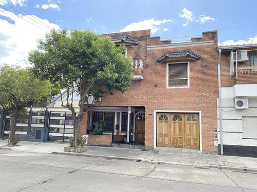 Casa 5 Ambientes Con Patio, Terraza Y Cochera - Acepta Propiedad Menor Valor