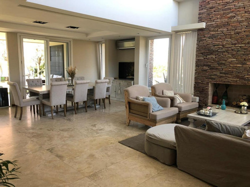 Excelente Casa Moderna En El Barrio Los Alisos