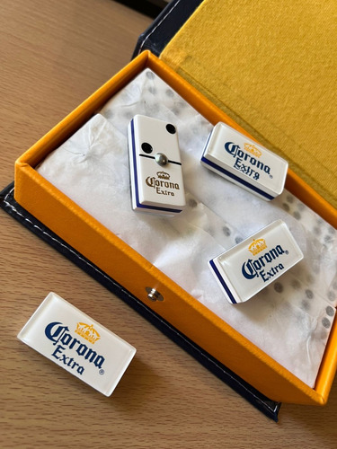 Domino Corona Extra Fondo Blanco Estuche Libro