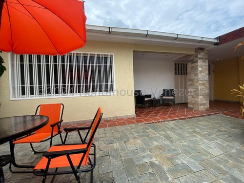 Casa En Venta En Maracay Urbanizacion La Esmeralda 24-17979 Mvs