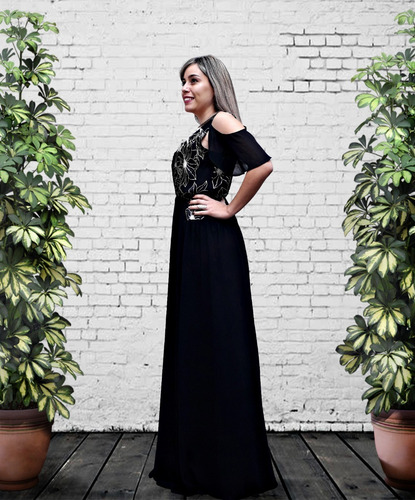 Vestido Negro Corto Gasa Con Bordados En Saten Plateado.