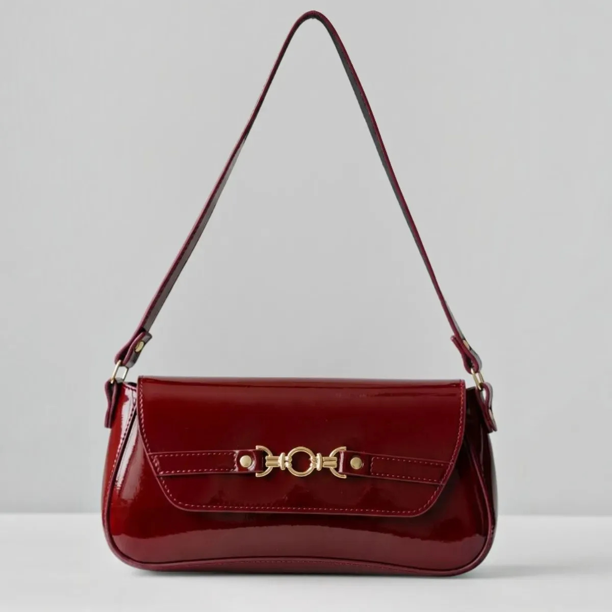 Bolsa De Ombro Baguete Tiracolo Média Feminina Casual Cor Vermelho Sangue Blood Red Liso  Ouro