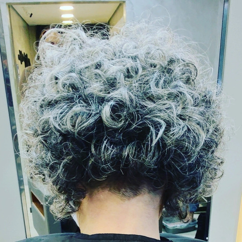 Imagem 1 de 4 de Aula De Corte E Coloração.cabelos Dos Sonhos