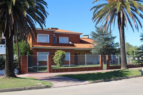 Imagen 1 de 17 de Sólida Casa En 2 Plantas En El Centro De Carrasco