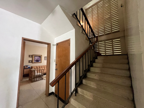 Se Vende Casa Con Gran Potencial En Los Palos Grandes.