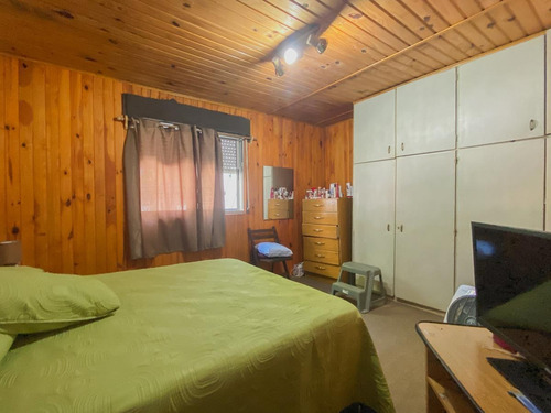 Venta De Casa 2 Dormitorios Con Patio, Parrillero Y Garaje En La Comercial