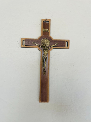 Crucifixo Parede São Bento Madeira Metal Cruz C Suporte 27cm Cor Marrom