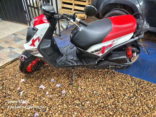 Moto Yamaha Biwis 2014 , Color Rojo Con Blanco