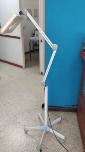 Imagen 3 de 4 de Lámpara Con Luz Led Y Lupa De 5x Para Limpieza Facial