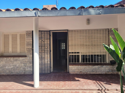 Apto Credito !!! Vendo Casa 3 Dormitorios, 6 Amb. Bº Los Naranjos (con Renta)
