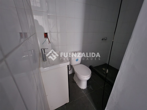 Casa En Venta De 5 Dorm. En Santiago