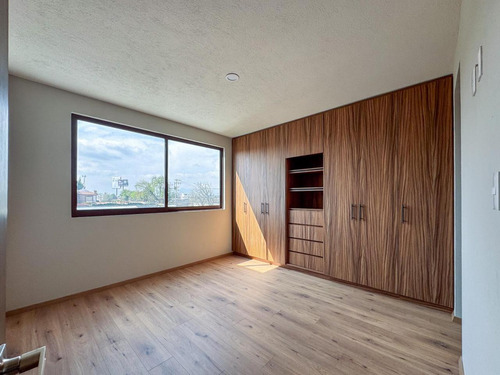 Casa En Venta En Metepec A Un Costado Del Parque Bicentenario Con Diseño Moderno
