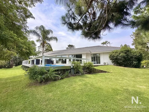 Casa De Tres Dormitorios Y Servicio En Venta, Golf, Punta Del Este